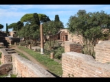 06498 ostia - regio iv - insula v - schola del traiano (iv,v,15) and domus (iv,v,16) - blick ins peristylium von suedwesten - 10-2014.jpg